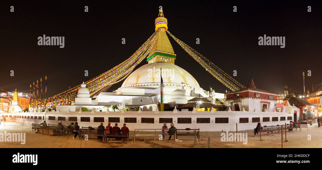 Vista serale o notturna di Boudha o Bodhnath stupa - Kathmandu - Nepal Foto Stock