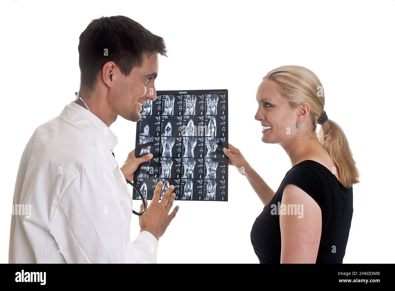 Medico con la fotografia a raggi X nelle sue mani parlando con la paziente femminile Foto Stock