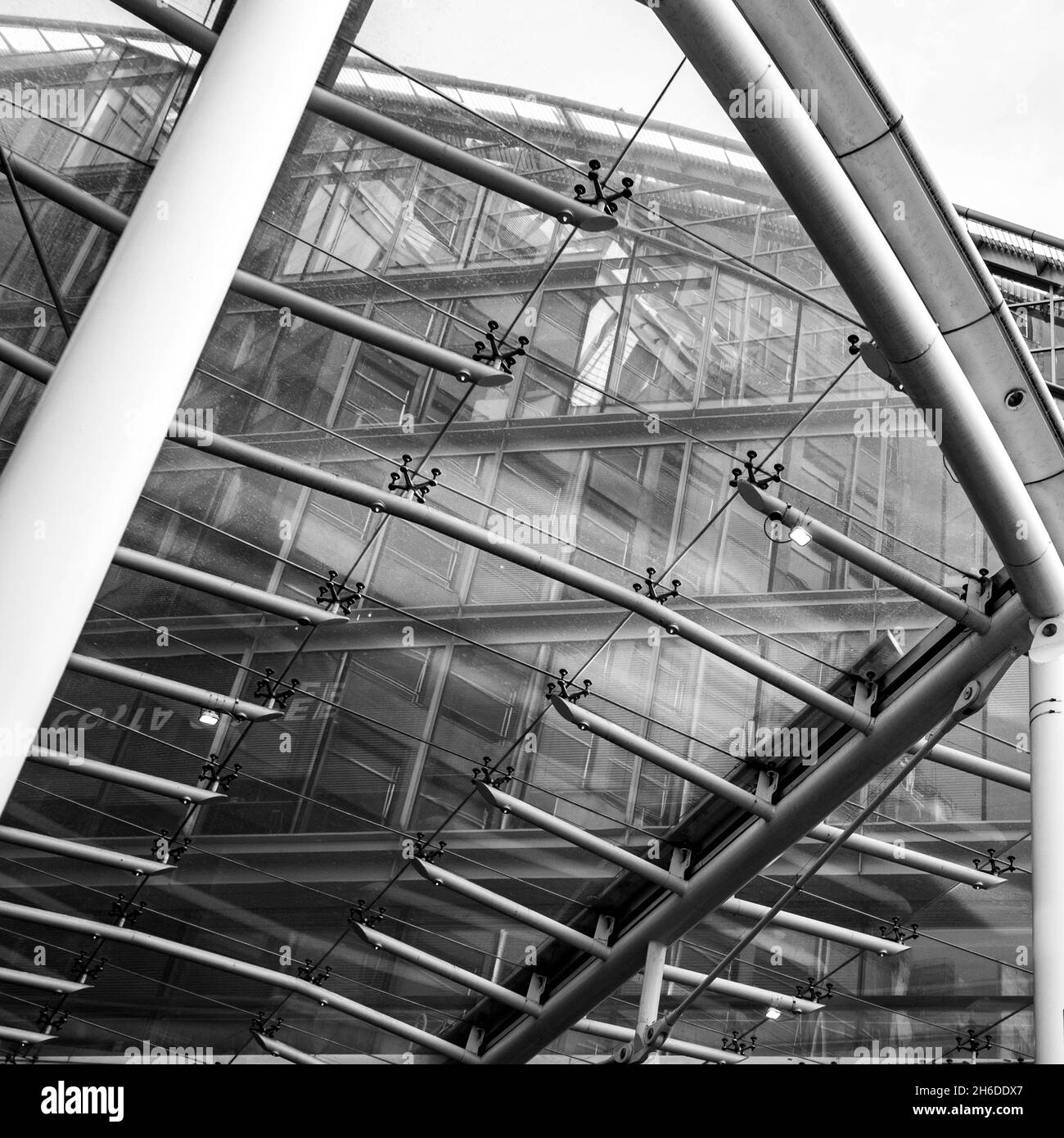 Victoria Westminster London Inghilterra UK, 7 novembre 2021, dettaglio architettonico della tettoia entance al Cardinal Place Victoria Street Looking Up with Foto Stock