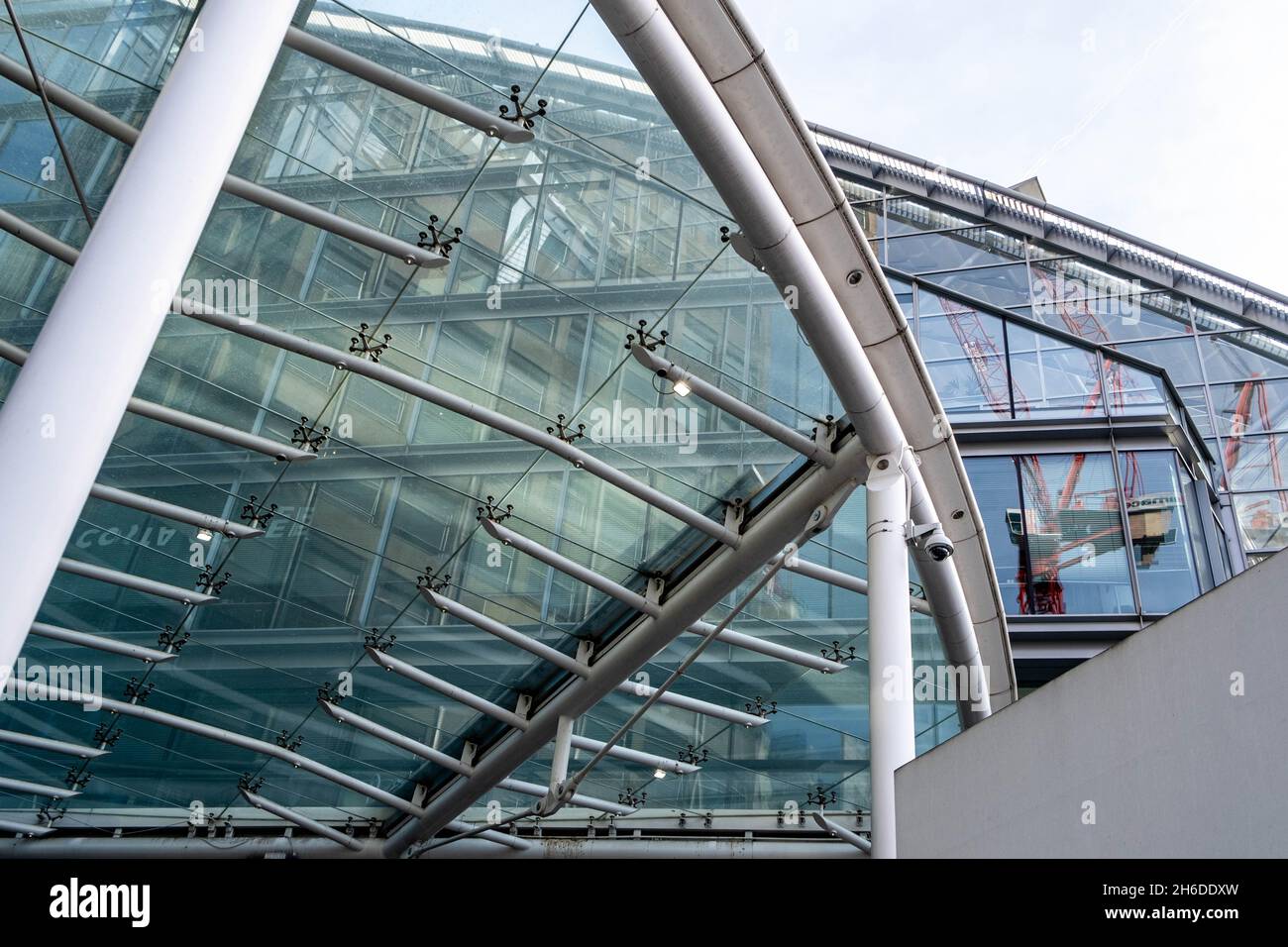 Victoria Westminster London Inghilterra UK, 7 novembre 2021, dettaglio architettonico della tettoia entance al Cardinal Place Victoria Street Looking Up with Foto Stock