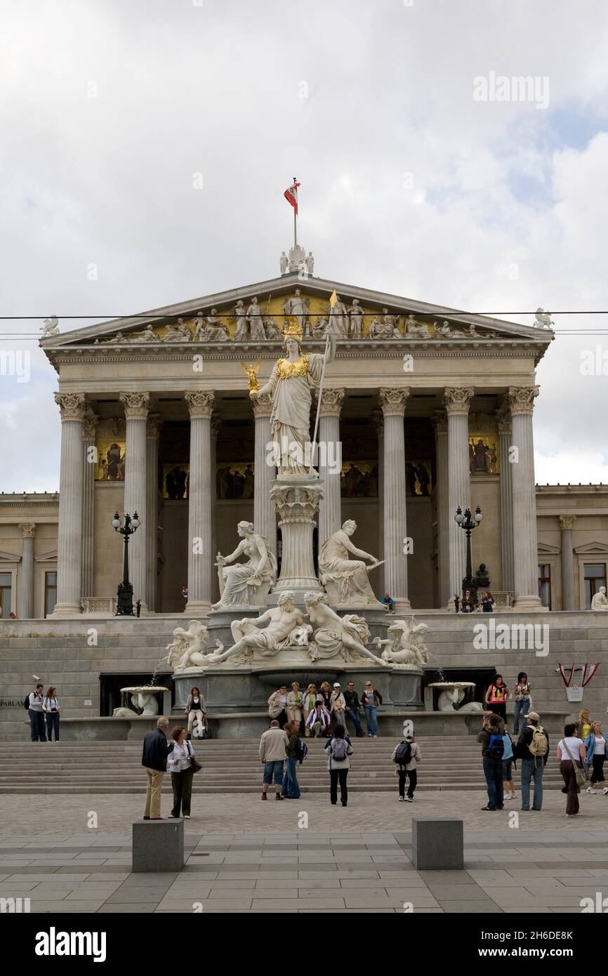 Palas Athena statua della dea della giustizia presso l'edificio del parlamento a Vienna, Austria, Vienna Foto Stock