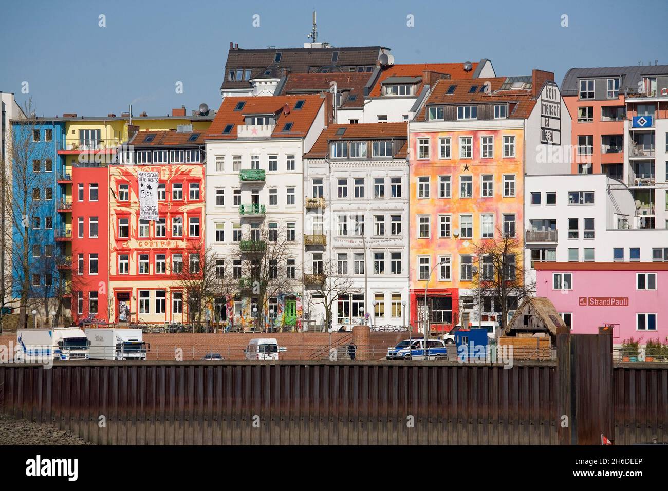 Case colorate nella Hafenstrasse ad Amburgo, scritte 'kein mensch ist illegale' su un muro di casa , Germania, Amburgo, St. Pauli, Amburgo Foto Stock