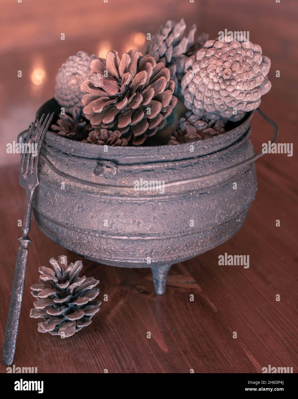 bollitore in metallo vintage con coni di pino. Vista invernale per il biglietto di natale. Foto Stock