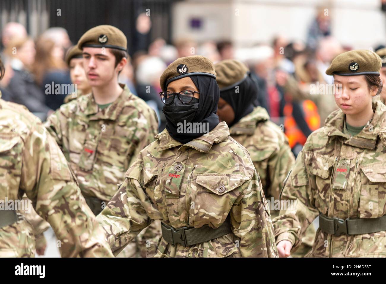 Diversi giovani cadetti dell'esercito al Lord Mayor's Show, Parade, processione passando lungo Poultry, vicino Mansion House, Londra, Regno Unito. Diversità Foto Stock