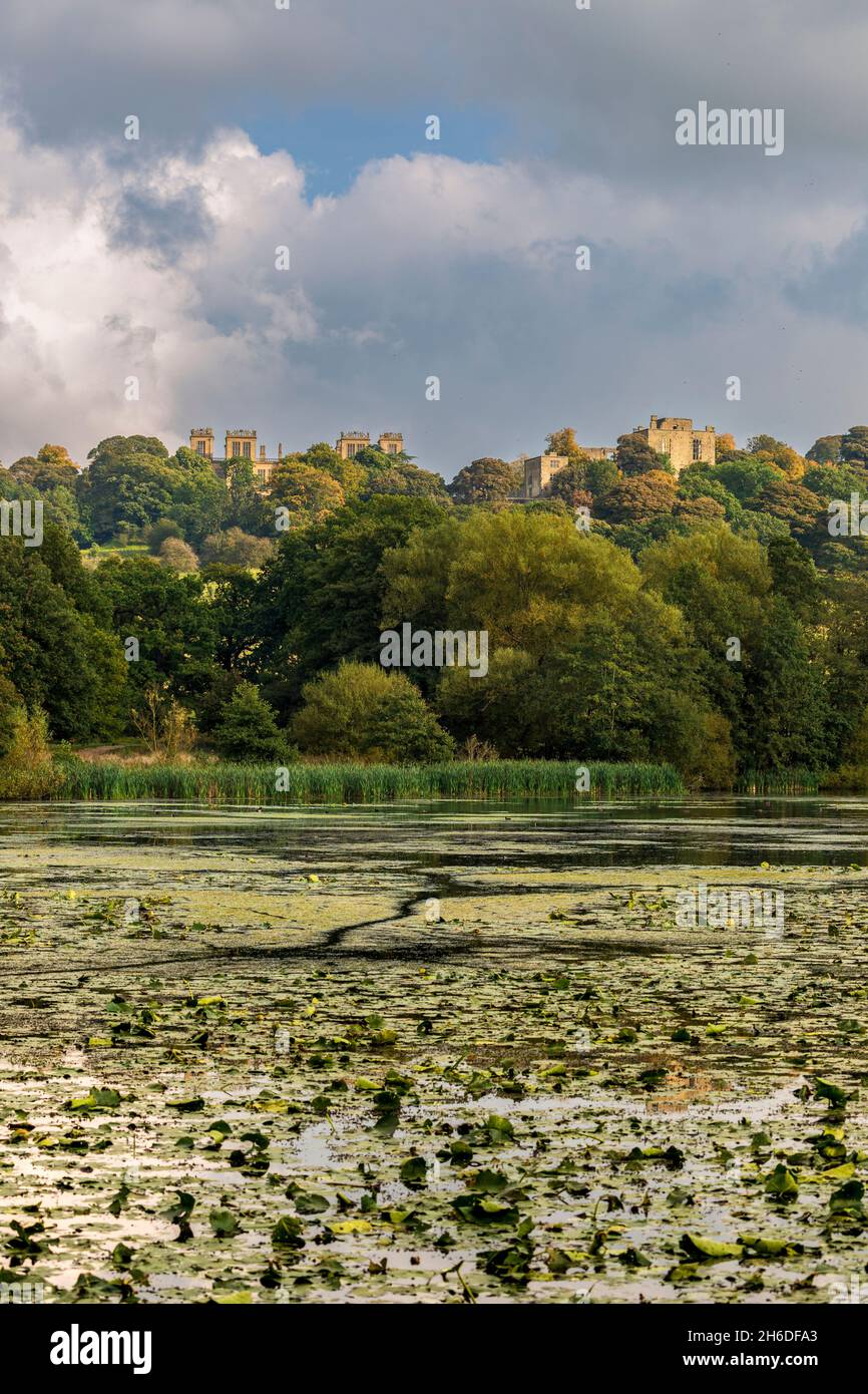 La vecchia e nuova Hardwick Hall attraverso il Great Pond, Derbyshire, Inghilterra Foto Stock