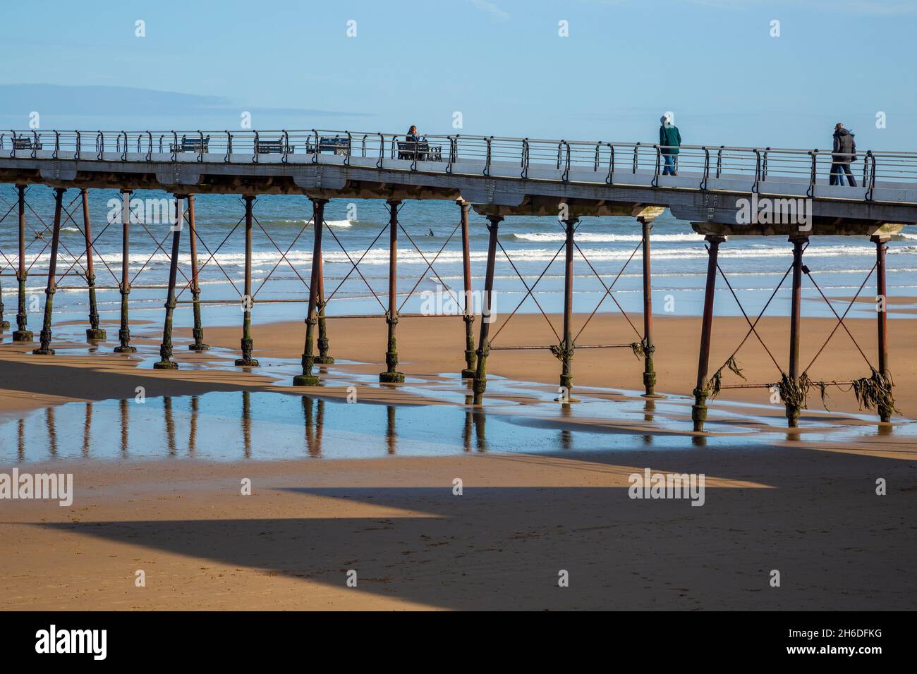 Il molo vittoriano sulla spiaggia a Saltburn-by-the-Sea, North Yorkshire, Inghilterra Foto Stock