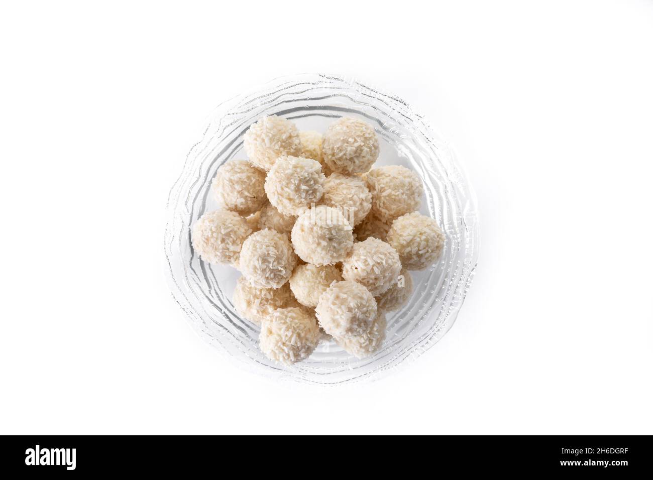 Palle di cocco fatte in casa isolate su sfondo bianco Foto Stock