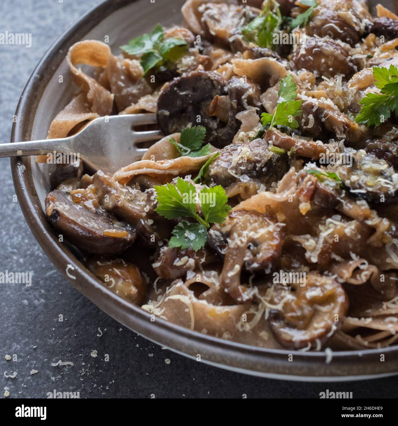Fresh Flour Fettuccine di einkorn fatte a mano con funghi e crema Foto Stock