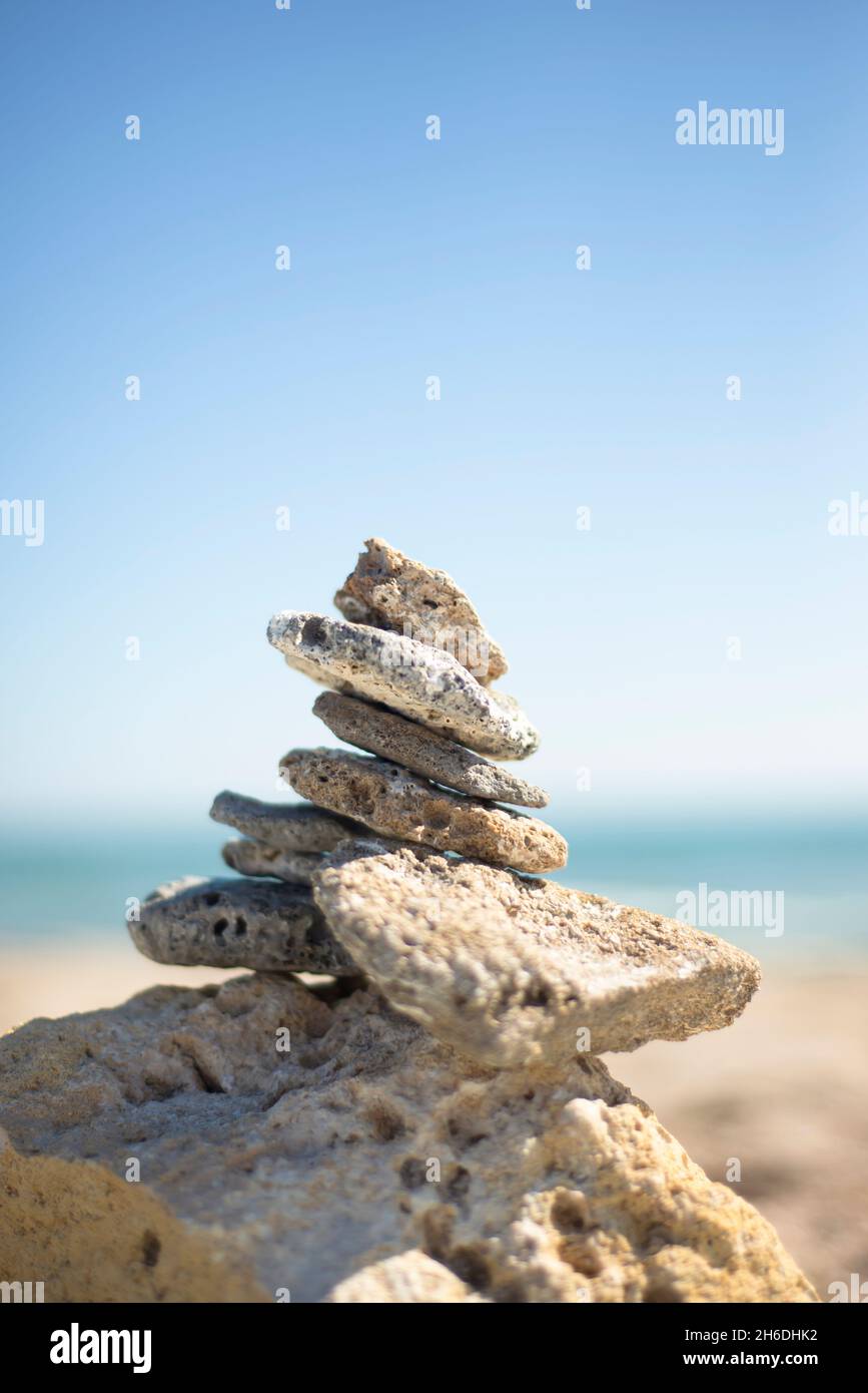 Piramide di pietre sulla costa. Eternità. Zen. Meditazione. Il viaggio dell'anima. Foto Stock