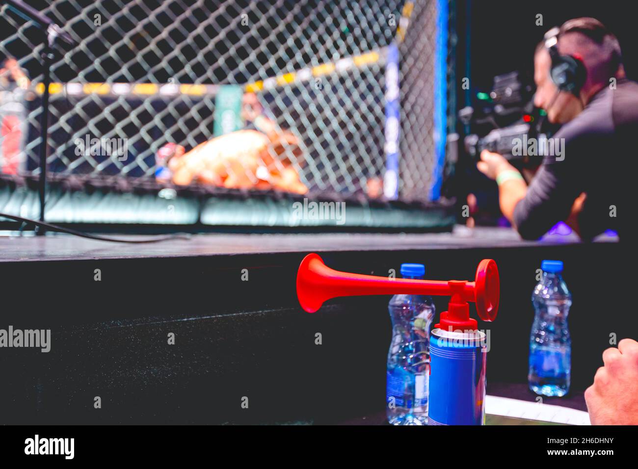 Air Horn per i segnali del giudice a MMA combattenti in combattimenti senza regole nel ring ottagono Foto Stock