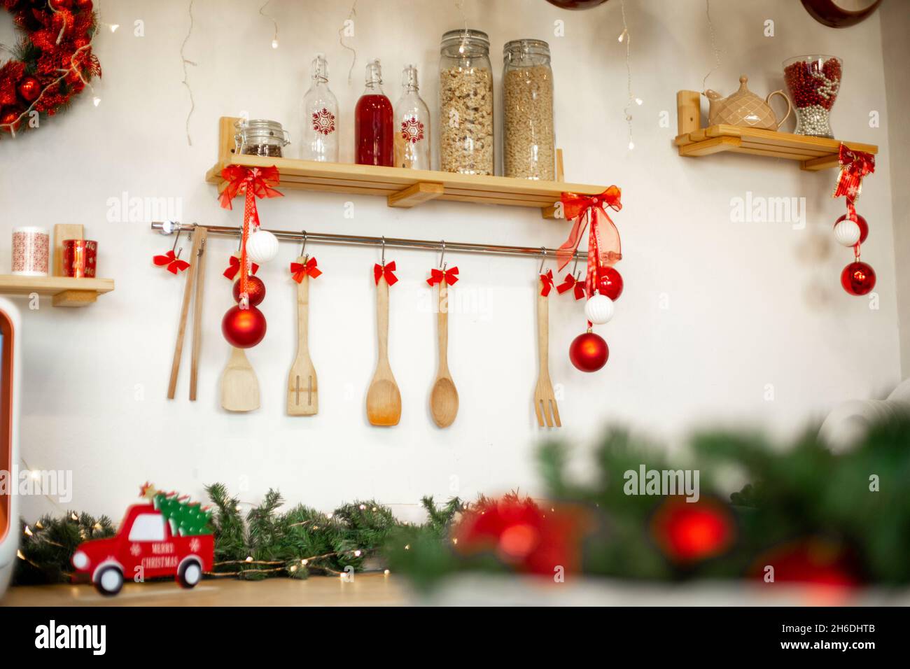 Cucina piano di lavoro in legno con piano cottura e stoviglie decorate per le vacanze invernali di Natale Foto Stock