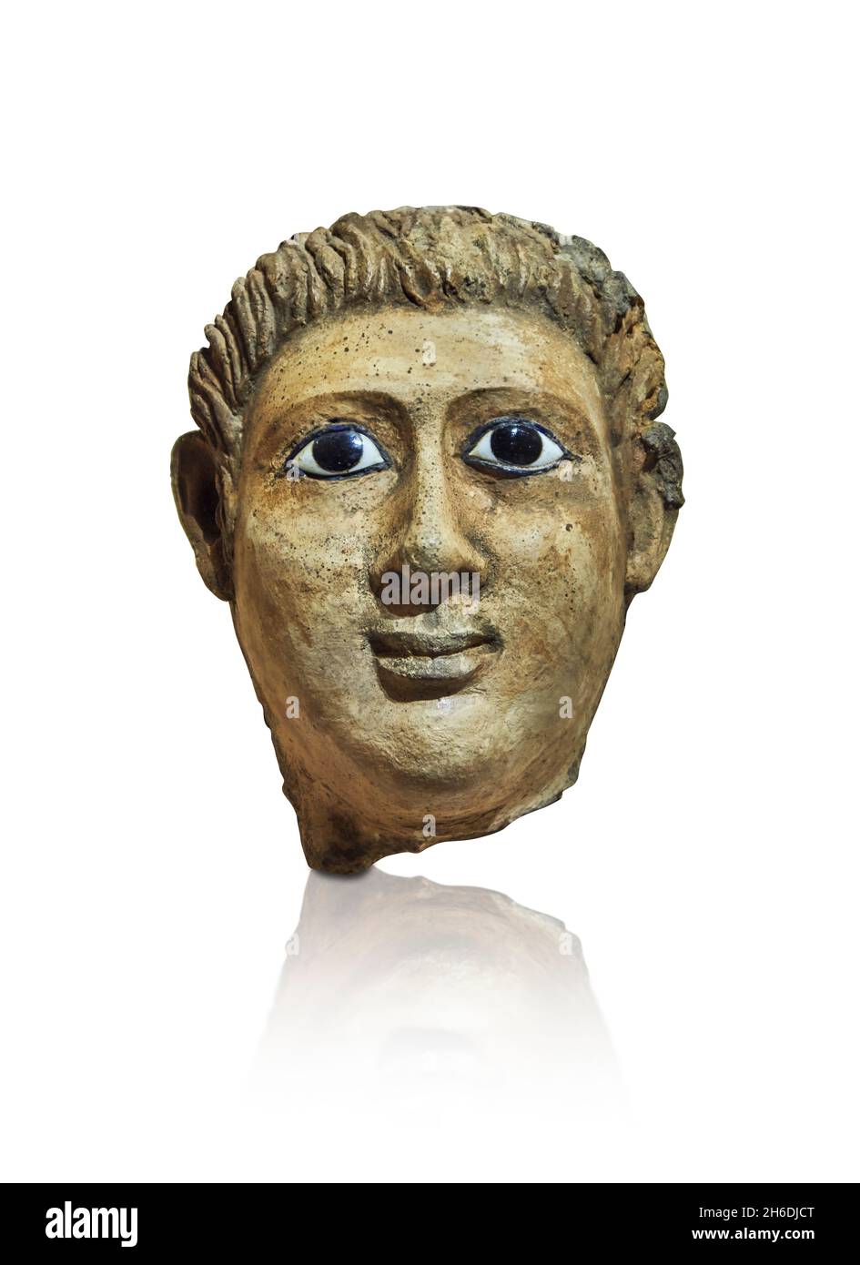 Maschera funeraria in gesso egiziano romano, 0 - 99 d.C. Museo del Louvre AF6690. Raffigura un uomo con capelli corti pettinati in avanti. Intonaco dipinto su tessuto, vetro Foto Stock