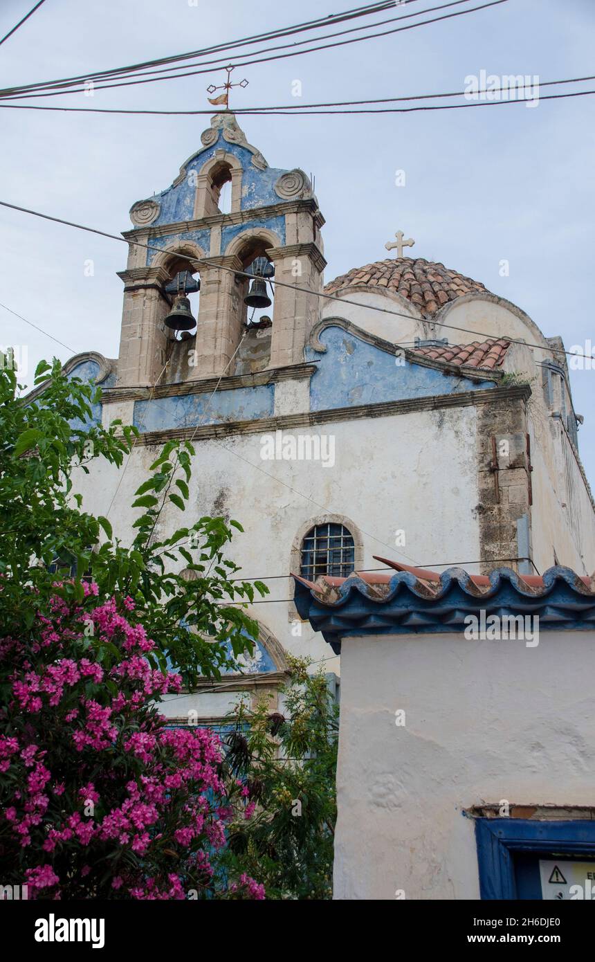 Chiesa, Belfry e croce Hydra Port, Hydra, Grecia Hydra, o Ydra o Idra è una delle isole Saroniche della Grecia, situato nel Mar Egeo tra il t Foto Stock