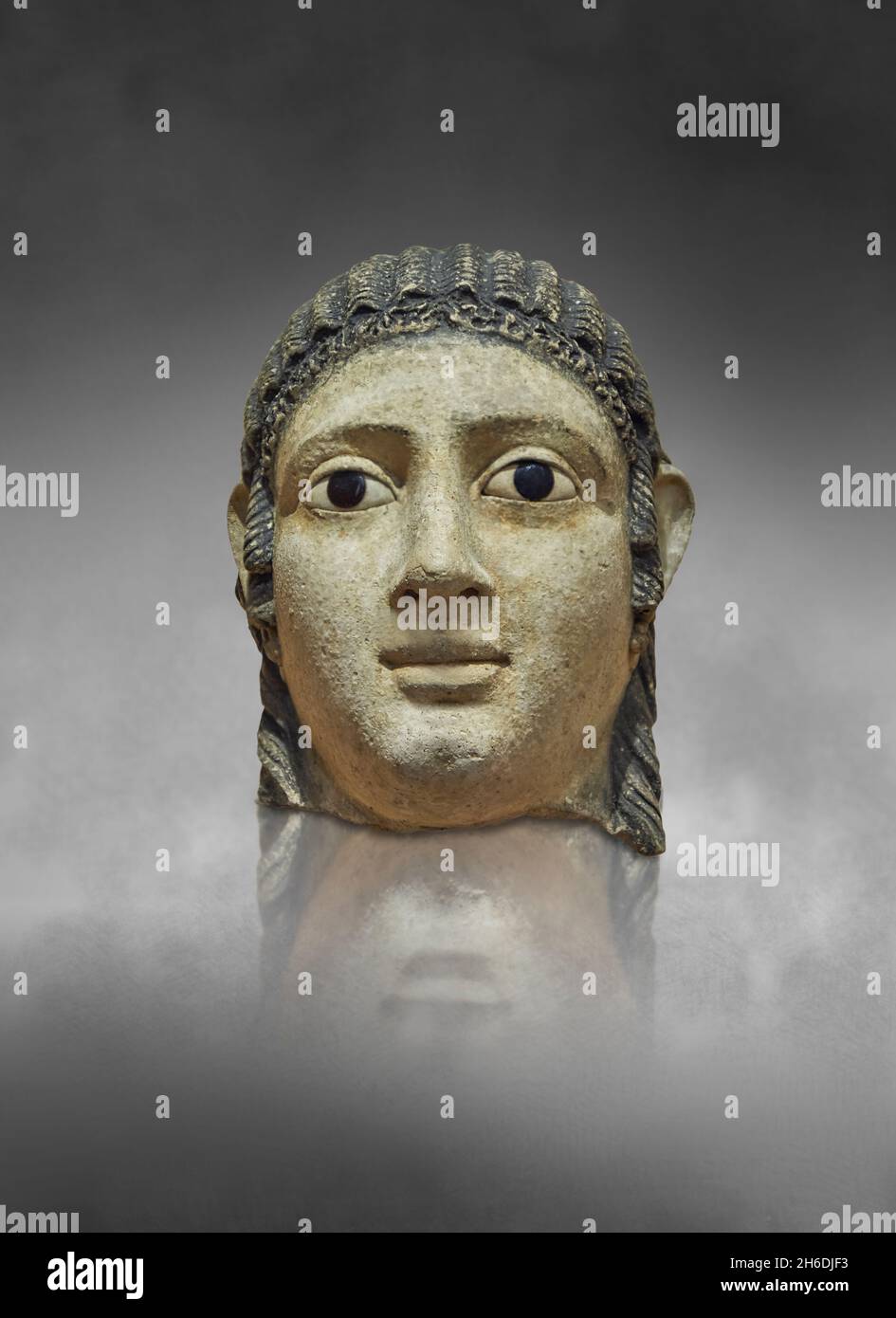 Maschera funeraria in gesso egiziano romano, 0 - 99 d.C. Museo del Louvre e 27152. Ritratto mummy di una donna (capelli a coste intrecciate, orecchini) / intonaco dipinto su Foto Stock