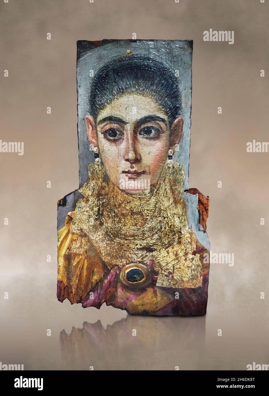 Ritratto di mamma di Fayum egiziano romano, 100 - 150 d.C., Antinopolis. Museo del Louvre MND 2047. Ritratto mummy di una donna (busto, ritratto); indossare orecchini; Foto Stock
