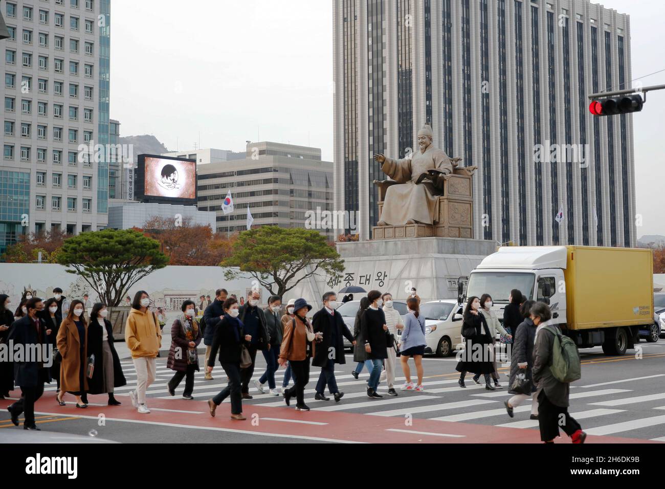 Seul, Corea del Sud. 15 Nov 2021. Le persone che indossano maschere per il viso camminano nella zona di Gwanghwamun a Seoul, Corea del Sud, 15 novembre 2021. La Corea del Sud ha riportato 2,006 ulteriori casi di COVID-19 a mezzanotte di domenica rispetto a 24 ore fa, portando il numero totale di infezioni a 397,466. Credit: Wang Yiliang/Xinhua/Alamy Live News Foto Stock