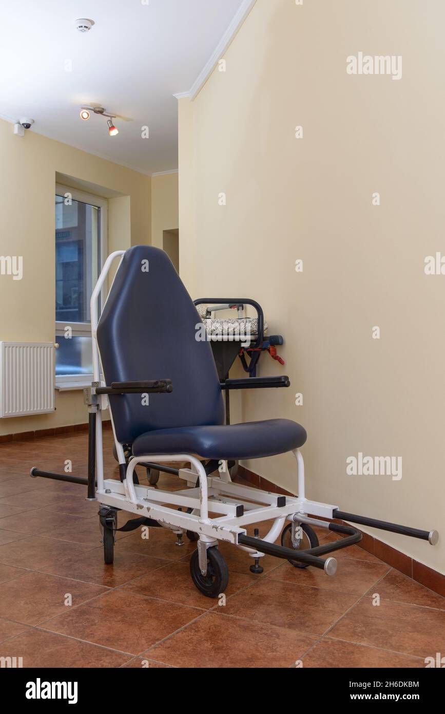 Sedia da ospedale mobile e regolabile. Corridoio nella clinica Foto Stock