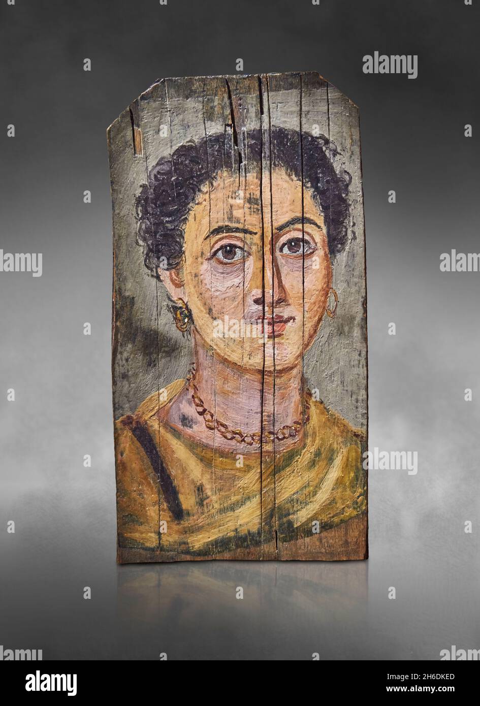 Ritratto di mamma del Fayum romano egiziano, 150 d.C. Museo del Louvre MNC 1694. Ritratto mummy di una donna (busto, ritratto); orecchini; collana; tunica; clavus; c Foto Stock