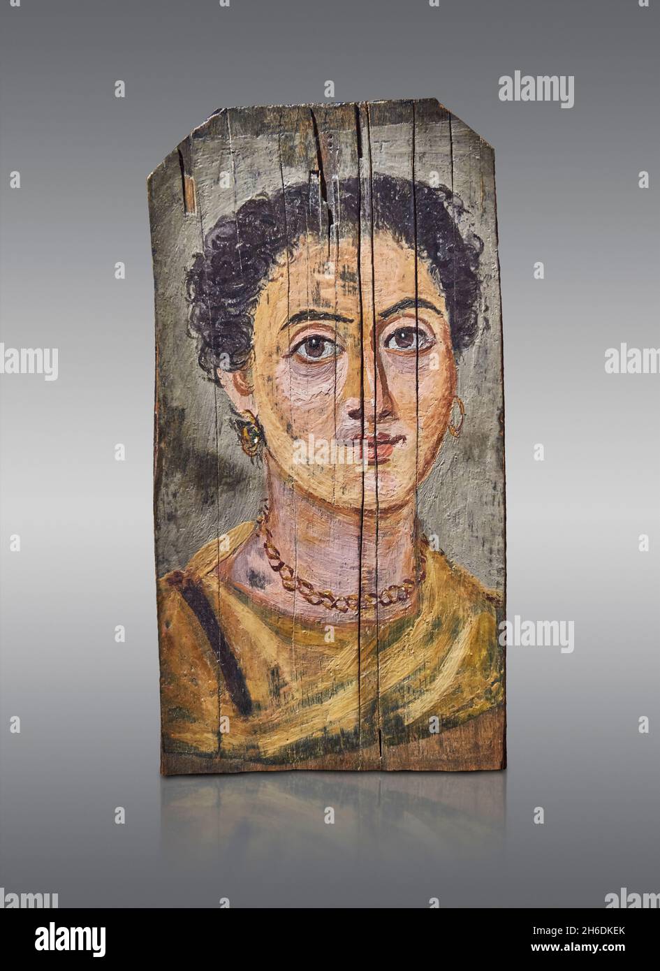 Ritratto di mamma del Fayum romano egiziano, 150 d.C. Museo del Louvre MNC 1694. Ritratto mummy di una donna (busto, ritratto); orecchini; collana; tunica; clavus; c Foto Stock