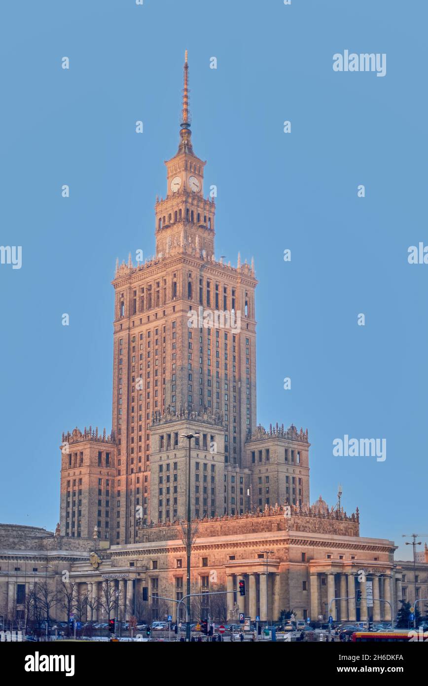 Palazzo della Cultura e della Scienza sotto il cielo blu a Varsavia, Polonia Foto Stock