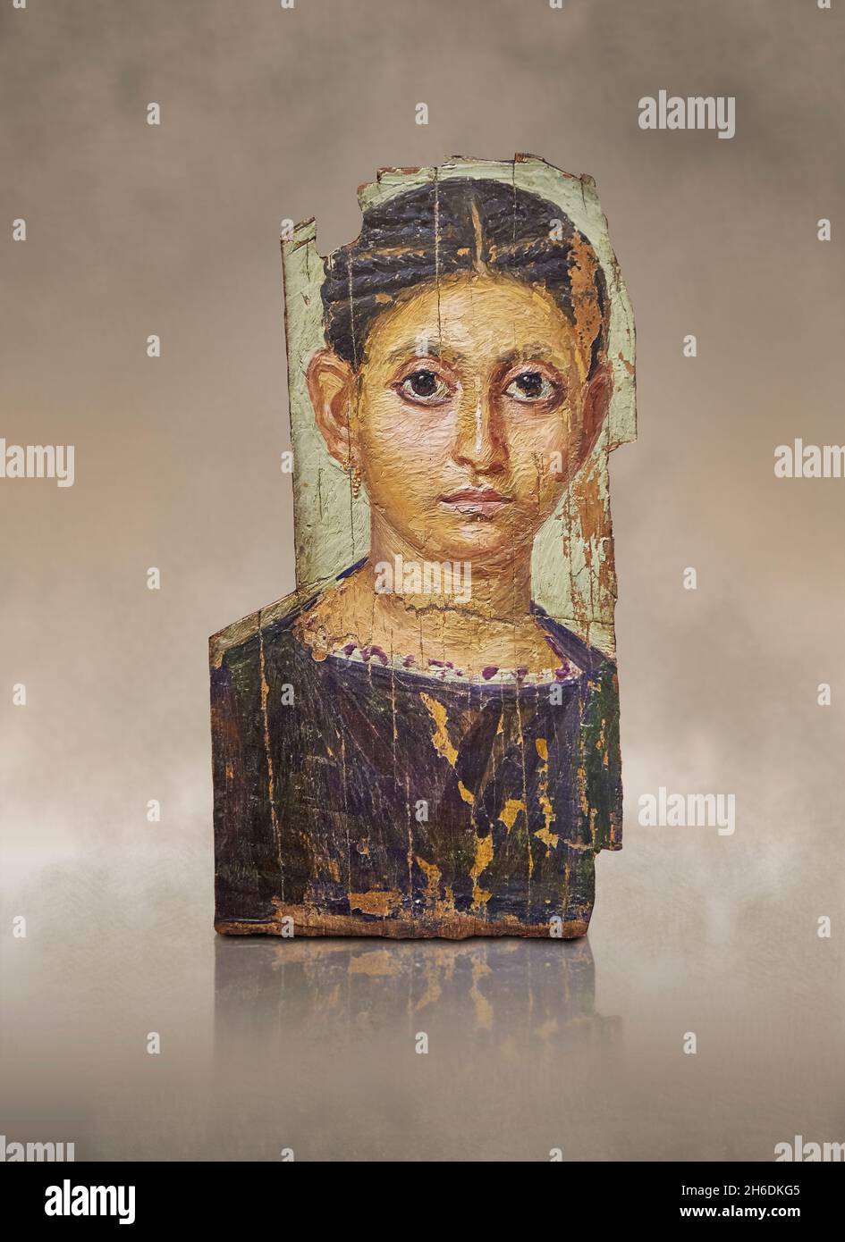 Ritratto di mamma di Fayum egiziano romano, 130 - 150 d.C., Antinopolis. Museo del Louvre AF 6884. Ritratto mummy di una donna (tunica, cappotto, orecchini) (orecchini in Foto Stock