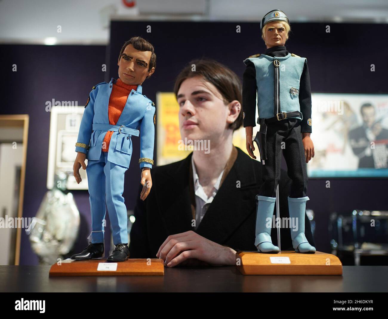 Un membro del personale di Bonhams pone accanto (a sinistra) un capo originale del marioncino del capitano Paul Travers da Thunderbirds, con una stima di Â £ 10,000-15,000, E una testa e le mani originali del capitano Blue del capitano Scarlet e dei Mysterons, con una stima di Â€ 8,000-10,000, durante una chiamata fotografica per i punti salienti dalla vendita Bonhams Film, Rock and Pop, compresa la proprietà della tenuta di Dame Diana Rigg, a Bonhams, Londra. Data foto: Lunedì 15 novembre 2021. Foto Stock