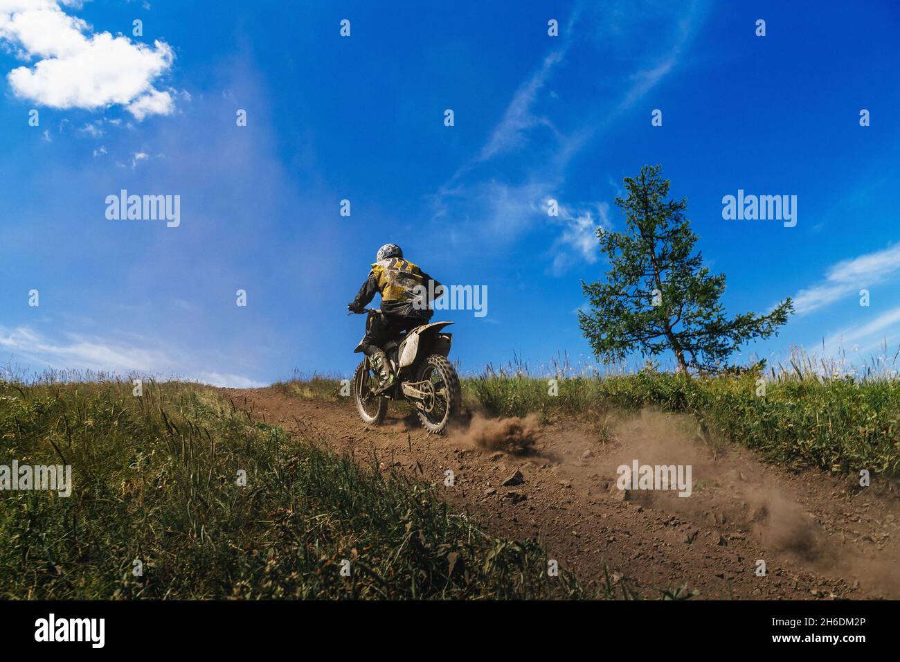 torna biker maschile in enduro moto a cavallo su sentiero di montagna Foto Stock