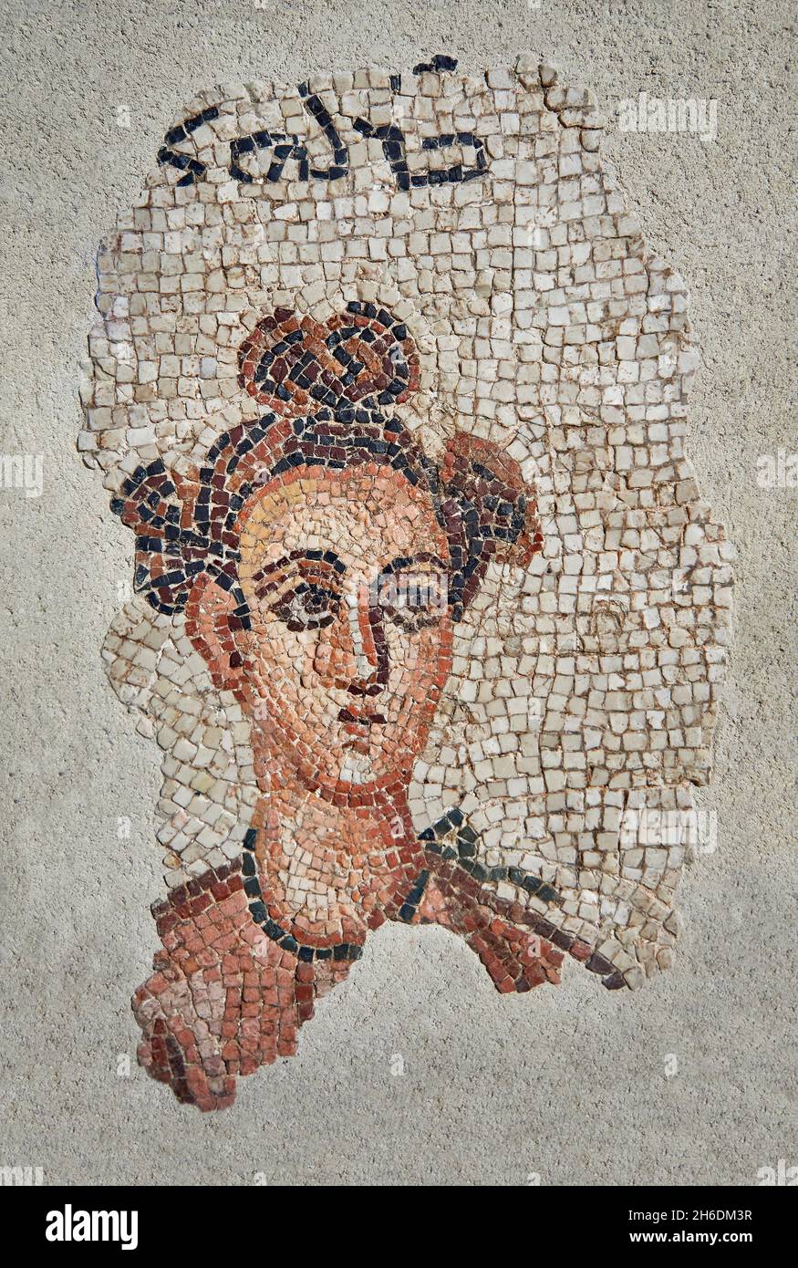 Mosaico funerario siriano romano, 200 - 400 d.C., Siria settentrionale. Museo del Louvre AO 28294 . Mosaico funerario di una donna con iscrizione aramea. La giovane donna Foto Stock