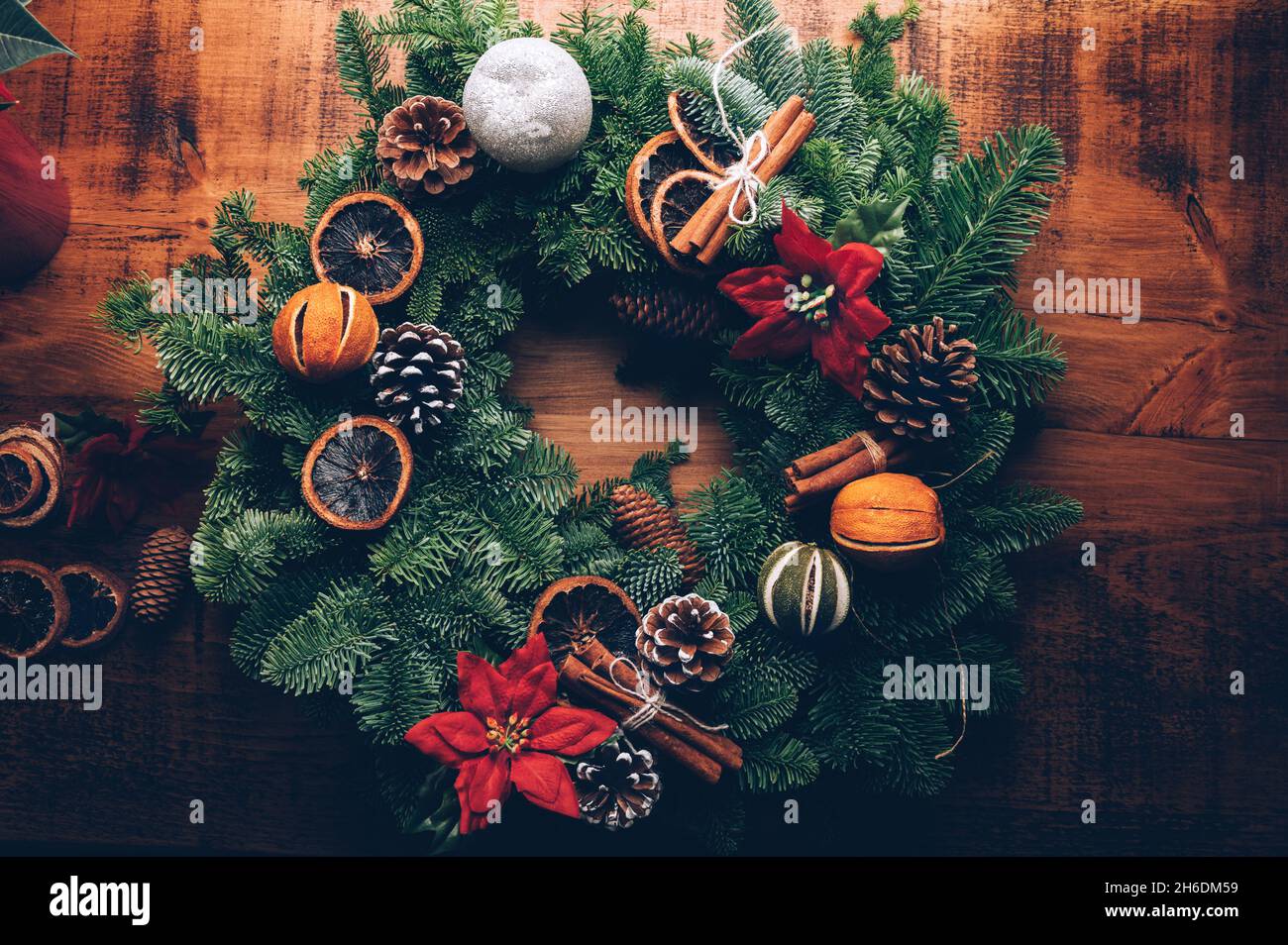 Processo di fare la corona di natale Foto Stock