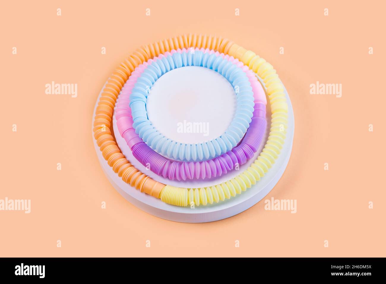 Tubi pop cerchio composizione sotto forma di una torta. Collezione di poptubes sensoriali Trendy 2021. Giocattoli antistress popolari per bambini. Foto Stock