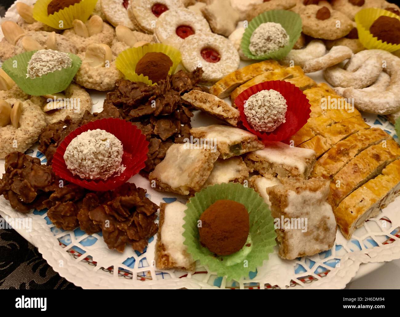 Biscotti di Natale assortiti fatti in casa sul piatto. Primo piano. Foto Stock