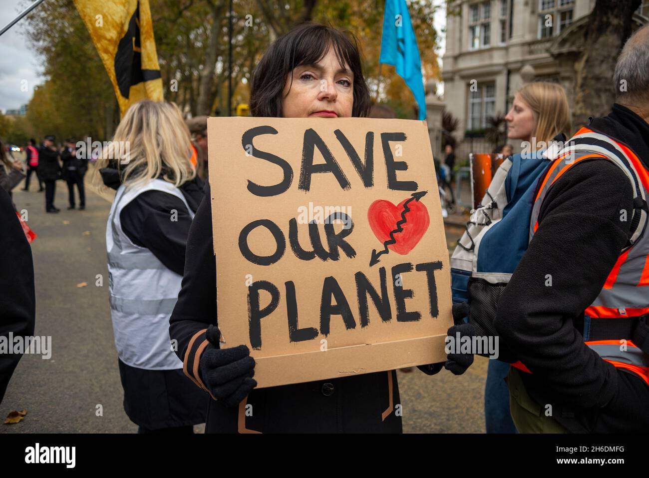 Salva la nostra targhetta del pianeta, tenuta da un protesto sul cambiamento climatico che tenta di bloccare la strada prima della sfilata del sindaco del Signore Foto Stock