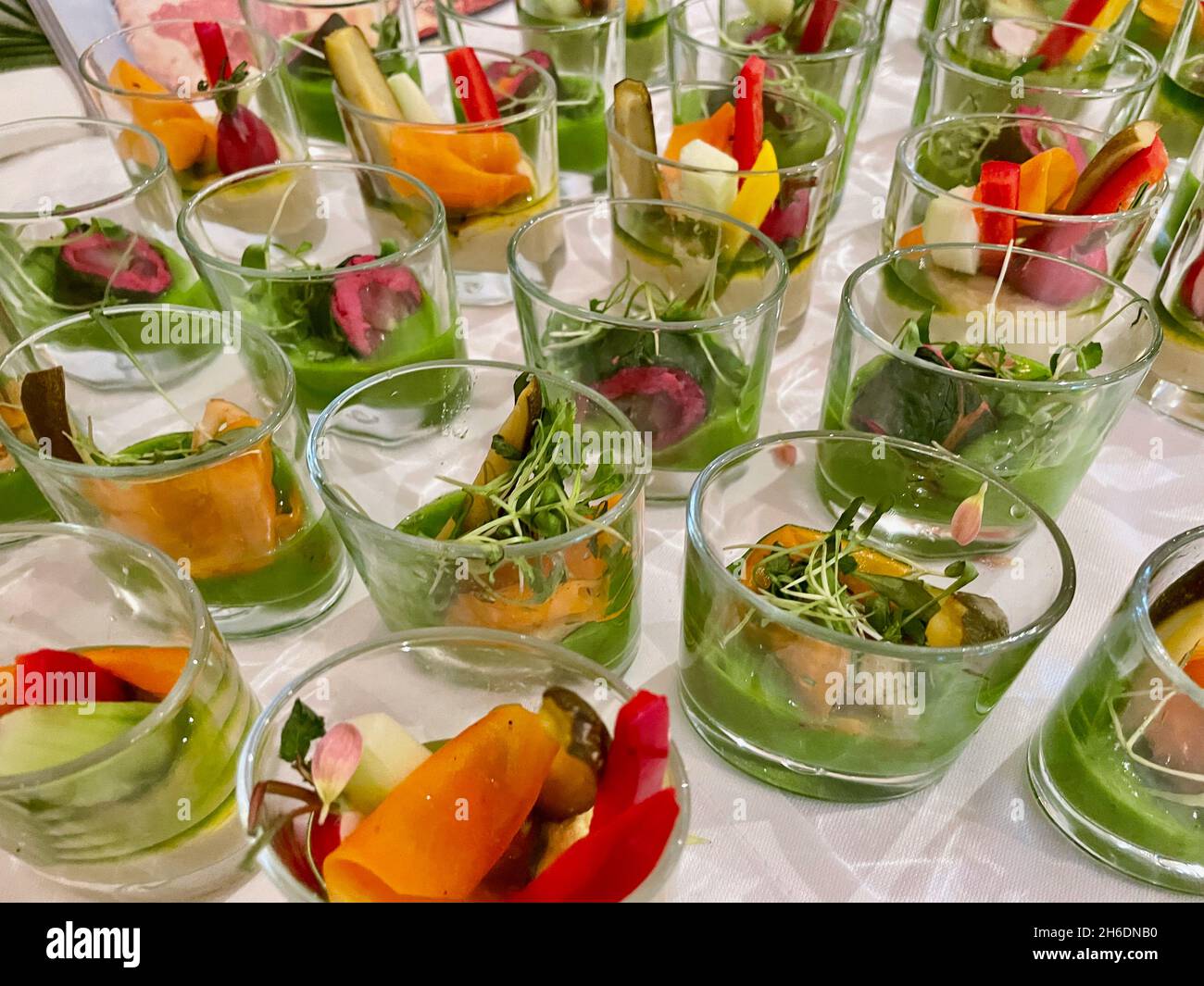 Antipasti vegetariani assortiti in bicchiere. Primo piano. Foto Stock