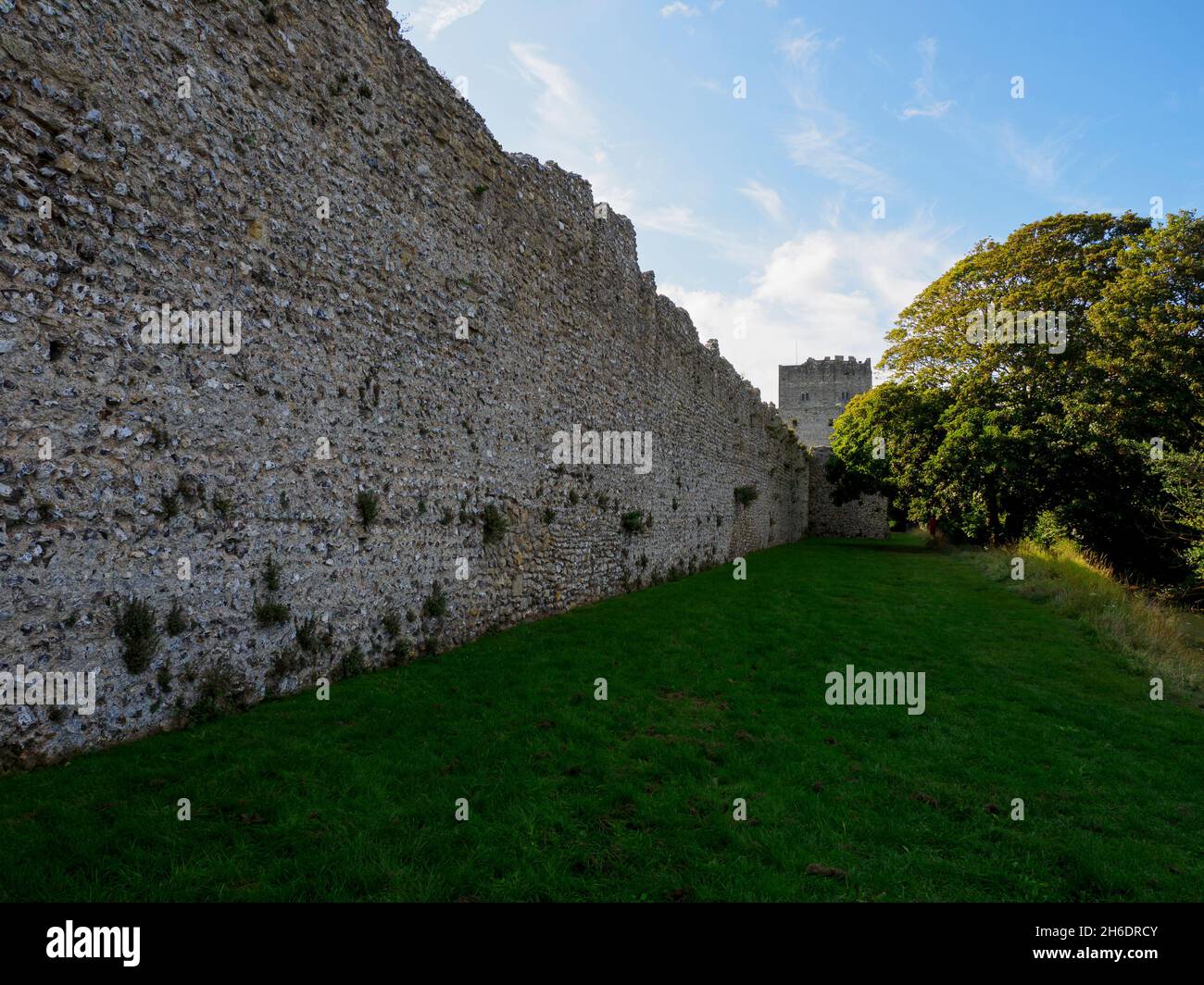 Parete esterna del castello di Portchester, Portsmouth, Hampshire, Regno Unito Foto Stock