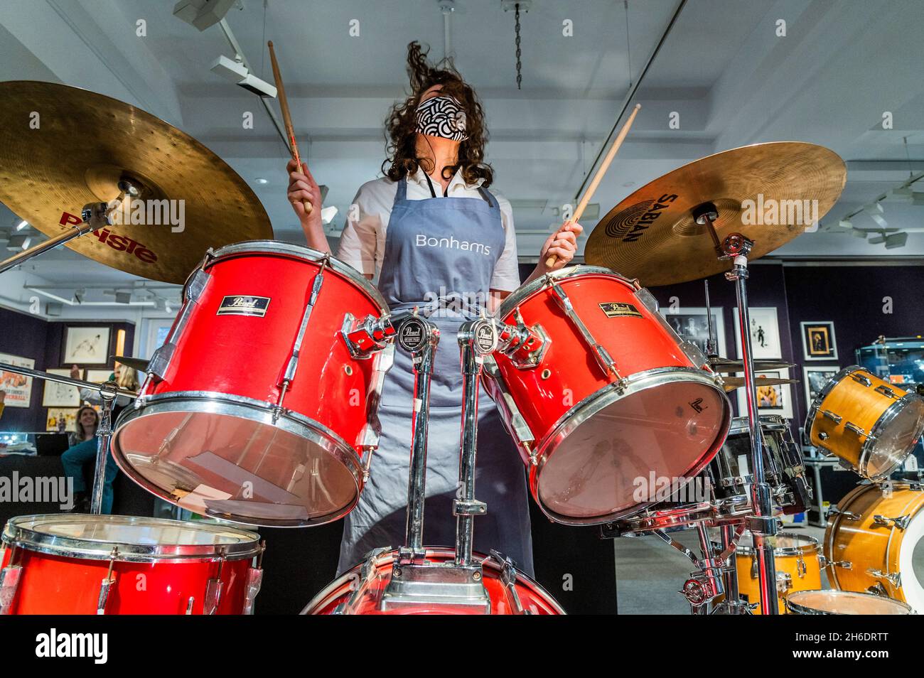 Londra, Regno Unito. 15 Nov 2021. Oasis: Un kit completo di tamburi in quattro pezzi della serie di esportazione perle utilizzato da Tony McCarroll. Il kit è stato utilizzato nei video musicali Oasis, in tutti i loro tour di Regno Unito, Europa e Stati Uniti dal 1992 al 1995. Preventivo :£12,000-18,000 - Anteprima di Bonhams' Film, Rock & Pop: Compresa la proprietà dalla tenuta di Dame Diana Rigg vendita al loro sito Knightsbridge. La vendita si svolge il 17 novembre. Credit: Guy Bell/Alamy Live News Foto Stock
