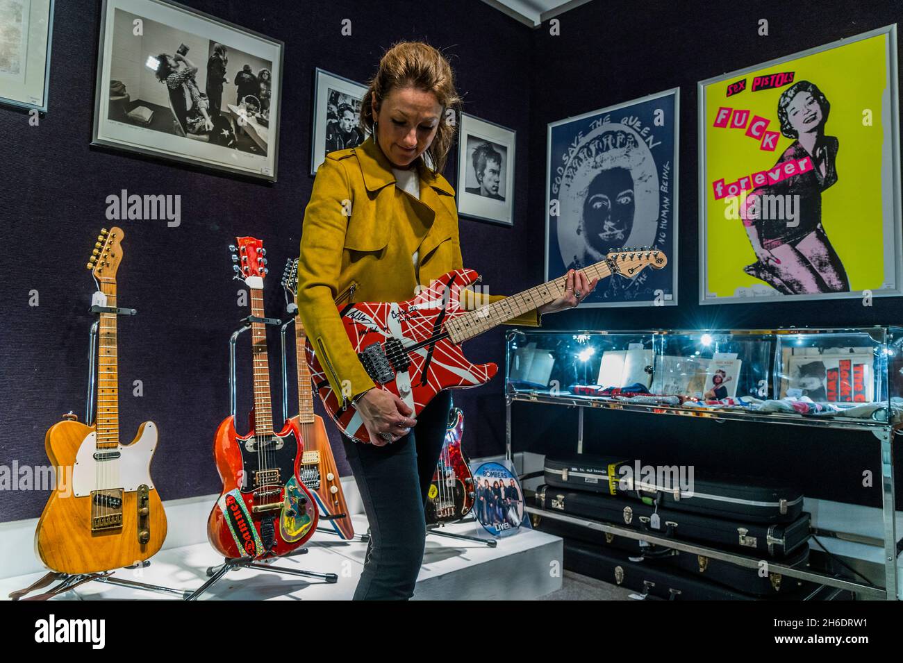 Londra, Regno Unito. 15 Nov 2021. Eddie Van Halen: Una chitarra elettrica firmata e usata in scena EVH Charvel Art Series, 2004. Ogni chitarra aveva un'opera personale creata da EVH e autografata da lui stesso, stima: £25,000-30,000 con altri articoli - Anteprima del film di Bonhams, Rock & Pop: Compresa la proprietà dalla tenuta di Dame Diana Rigg vendita presso il loro sito Knightsbridge. La vendita si svolge il 17 novembre. Credit: Guy Bell/Alamy Live News Foto Stock