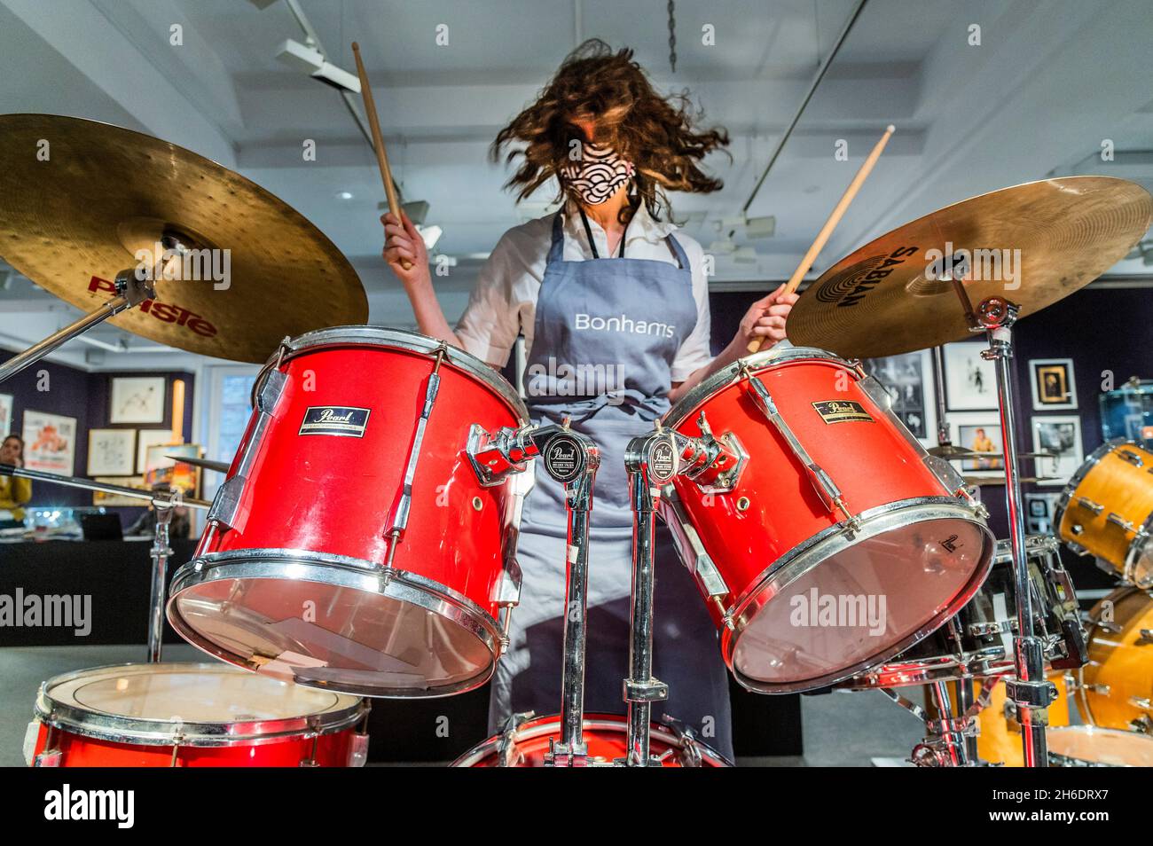 Londra, Regno Unito. 15 Nov 2021. Oasis: Un kit completo di tamburi in quattro pezzi della serie di esportazione perle utilizzato da Tony McCarroll. Il kit è stato utilizzato nei video musicali Oasis, in tutti i loro tour di Regno Unito, Europa e Stati Uniti dal 1992 al 1995. Preventivo :£12,000-18,000 - Anteprima di Bonhams' Film, Rock & Pop: Compresa la proprietà dalla tenuta di Dame Diana Rigg vendita al loro sito Knightsbridge. La vendita si svolge il 17 novembre. Credit: Guy Bell/Alamy Live News Foto Stock