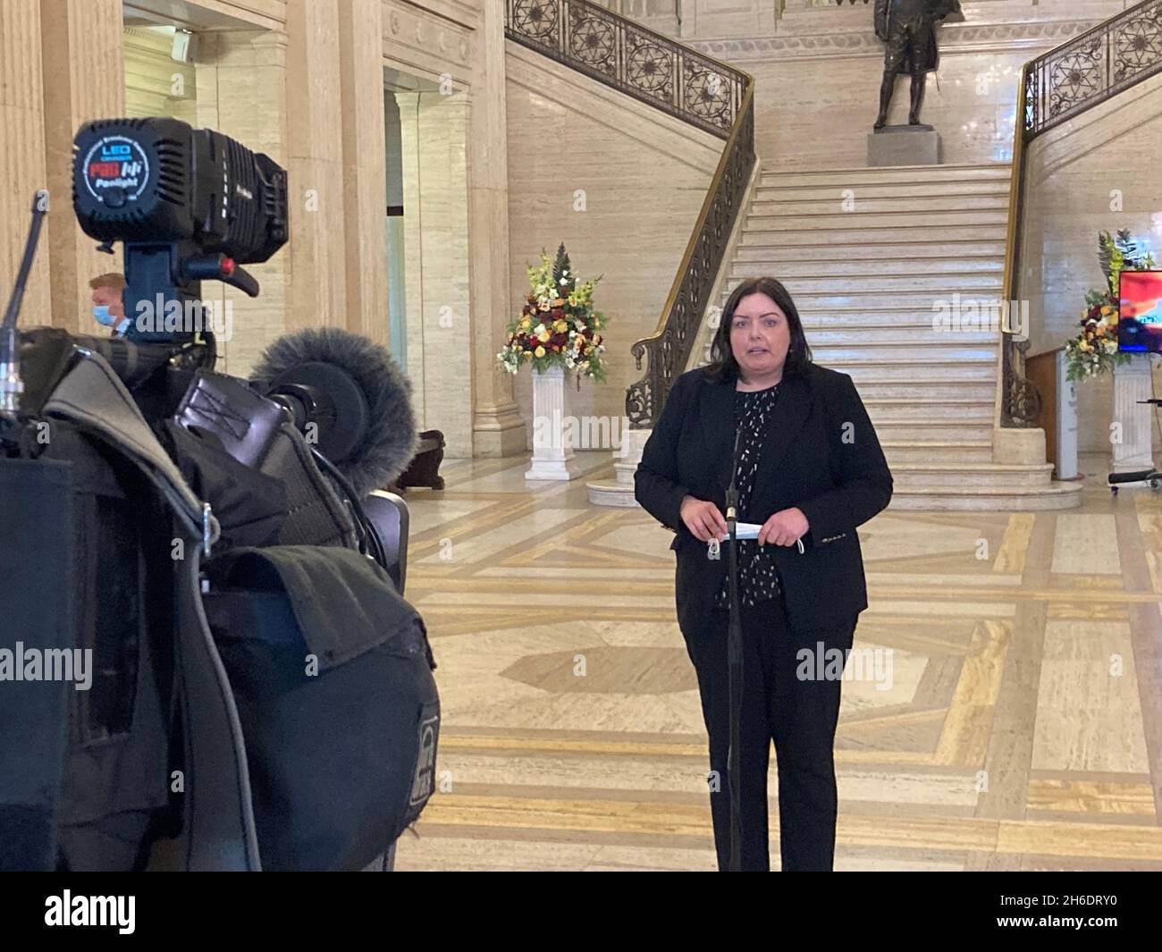 Il ministro delle Comunità Stormont Deirdre Hargey parla ai media della Grande Sala degli edifici del Parlamento, Stormont a Belfast. L'esecutivo di Stormont ha accettato di estendere i pagamenti per la mitigazione del welfare. L'accordo segue una lunga attesa tra il Sinn Fein e il DUP in materia. Data foto: Lunedì 15 novembre 2021. Foto Stock