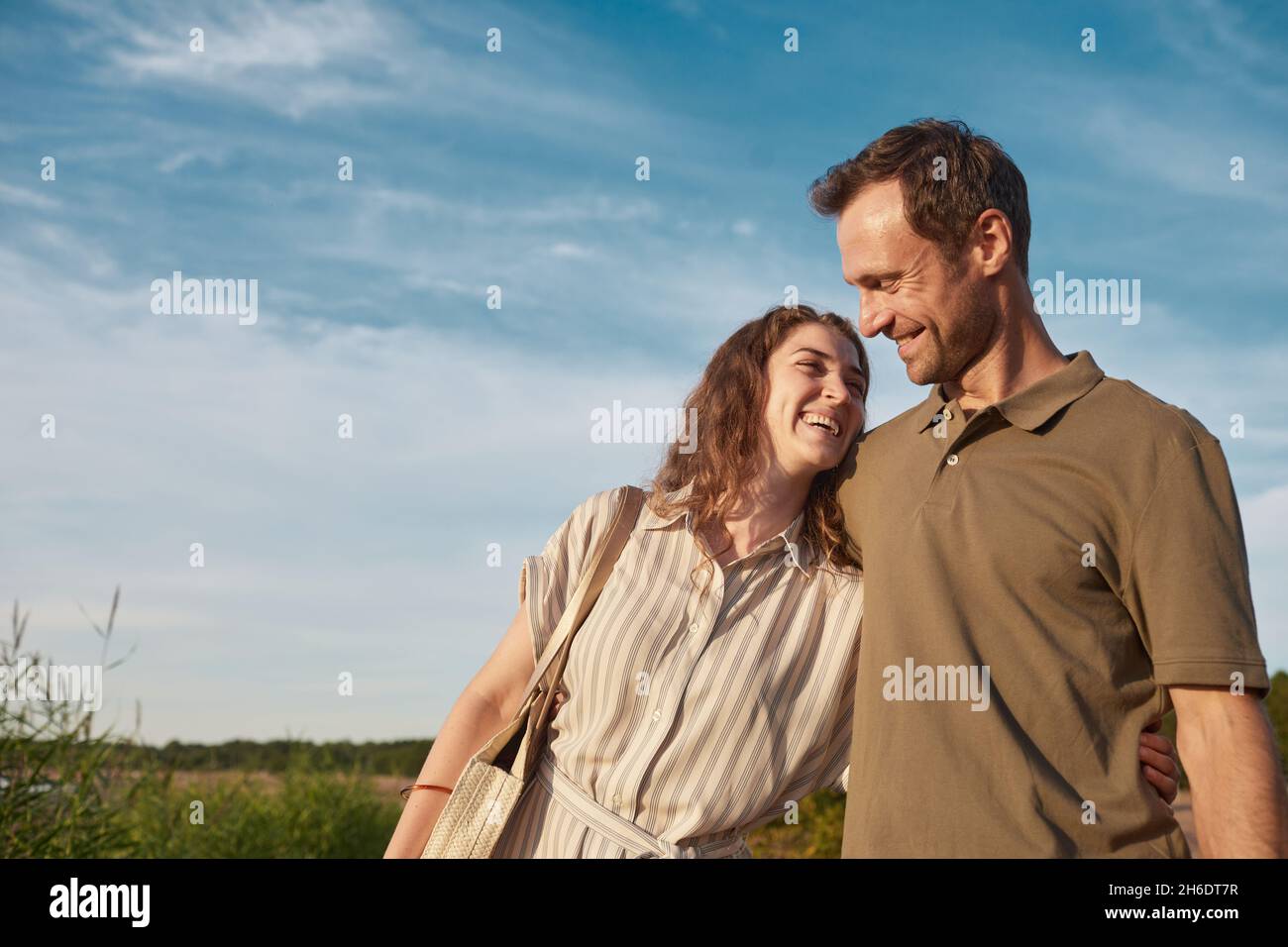 Vita ritratto di coppia felice in natura contro cielo blu, spazio copia Foto Stock