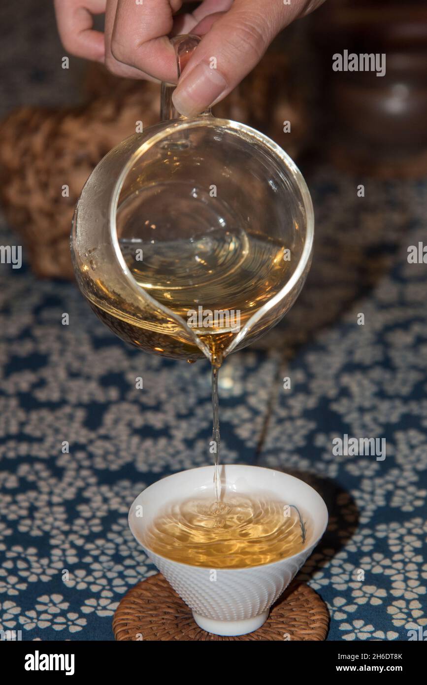 Cerimonia del tè cinese. Server maschio prepara il tè tradizionale. fotografato a Chengdu Sichuan, Cina Foto Stock