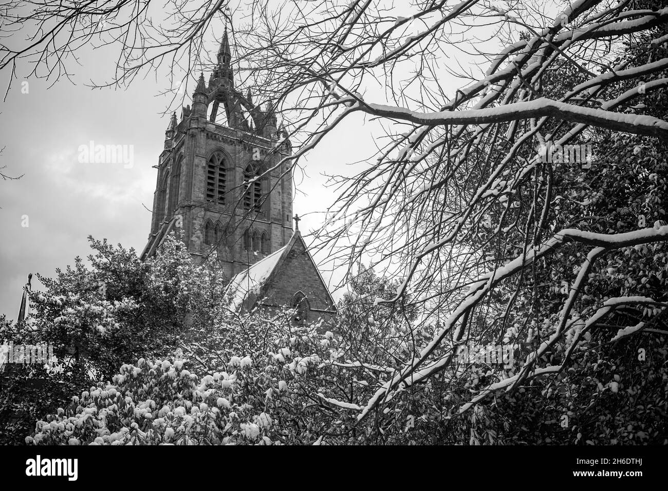 Foto in bianco e nero della Thomas Coats Memorial Church situata a Paisley, Scozia. In una giornata innevata nel febbraio 2021. Foto Stock