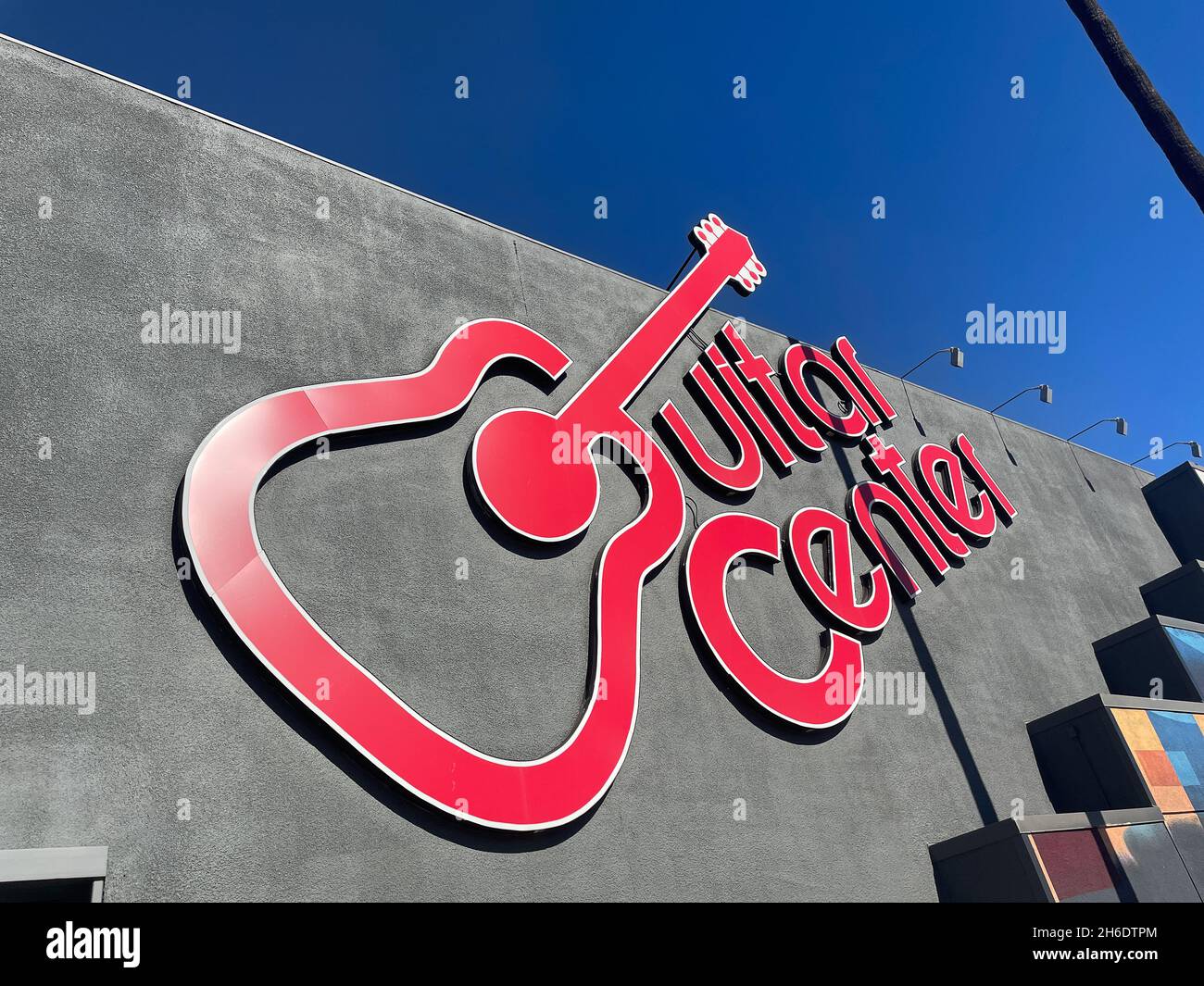 Los Angeles, CA, USA - 14 novembre 2021: Esterno del Guitar Center su Sunset Boulevard a Los Angeles, California. Guitar Center è una musica americana Foto Stock
