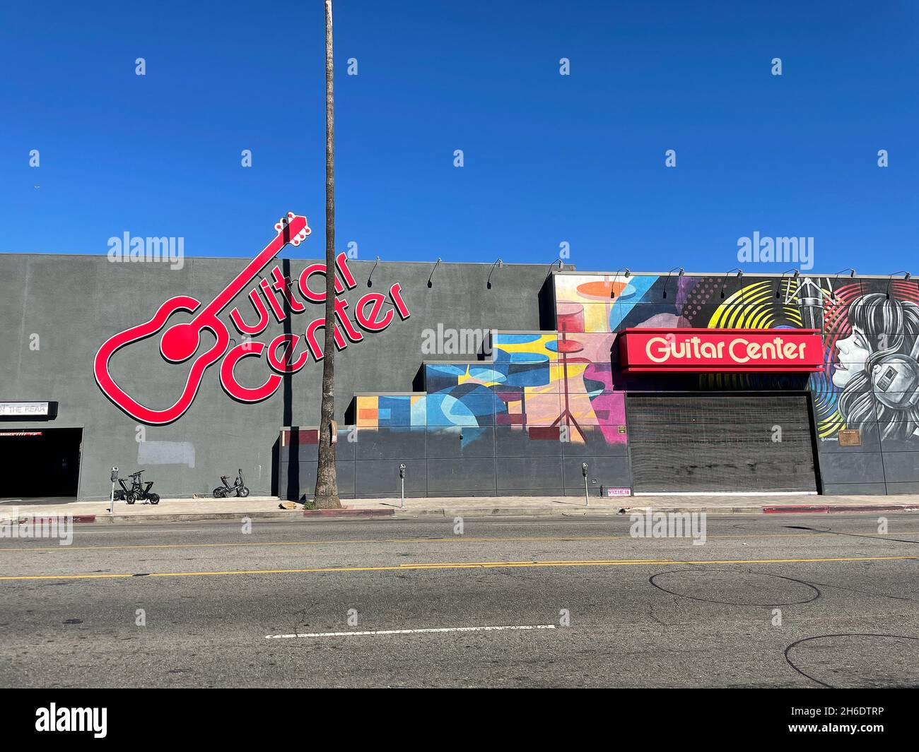 Los Angeles, CA, USA - 14 novembre 2021: Esterno del Guitar Center su Sunset Boulevard a Los Angeles, California. Guitar Center è una musica americana Foto Stock