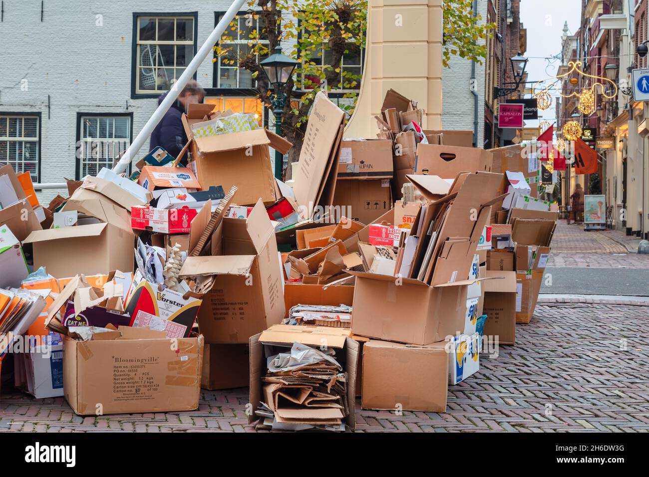 Alkmaar, Paesi Bassi - 10 novembre 2021: I negozi hanno raccolto scatole di cartone per il prelievo settimanale nel centro storico di Alkmaar Foto Stock