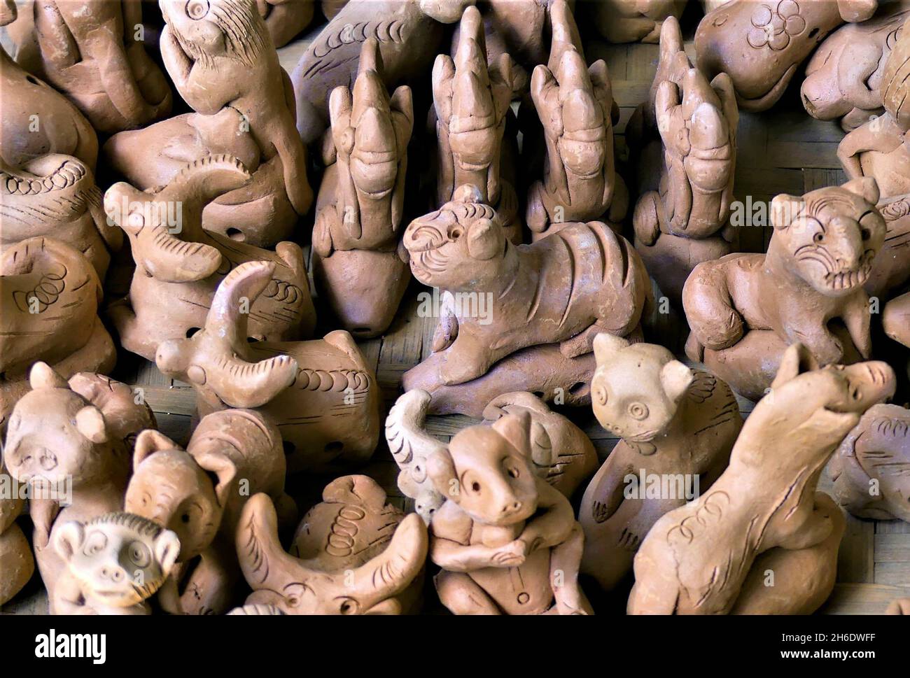 Gruppo di piccole figurine di argilla di animali diversi sul terreno Foto Stock