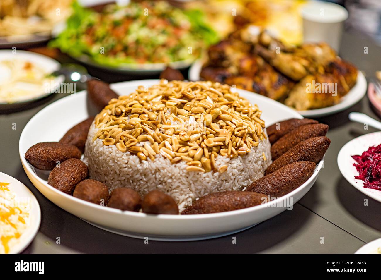Maqluba, Pilaf, Kibbeh, KUBBEH. Cucina tradizionale araba e turca. Molto popolare in Medio Oriente. Foto di alta qualità Foto Stock