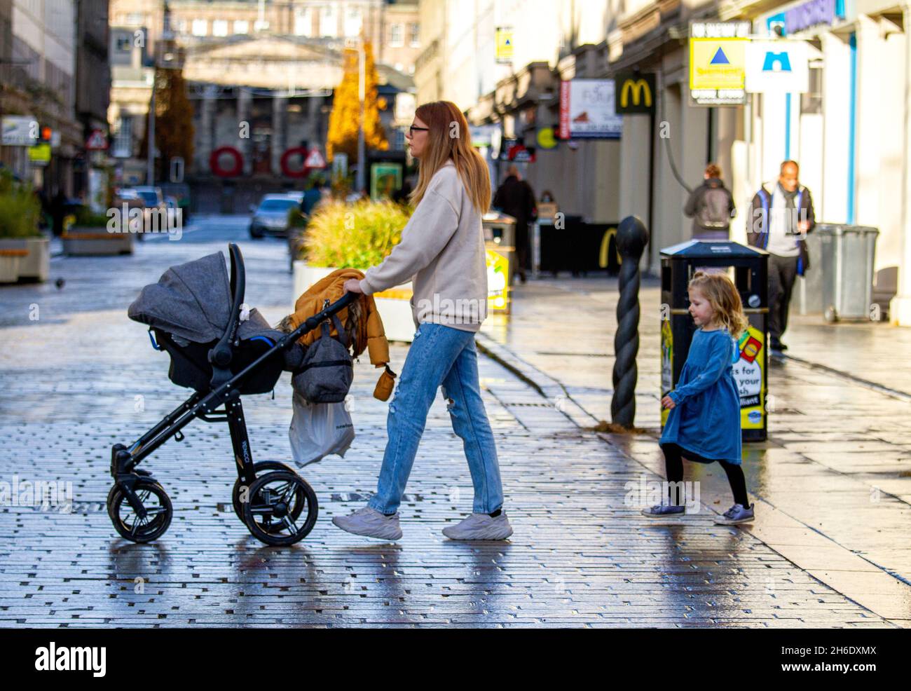 Dundee, Tayside, Scozia, Regno Unito. 15 Nov 2021. UK Meteo: Il sole splende brillantemente nella Scozia nord-orientale con temperature che raggiungono i 14°C. I residenti locali approfittano del bel tempo mite a metà novembre facendo shopping natalizio nel centro di Dundee. Credit: Dundee Photographics/Alamy Live News Foto Stock