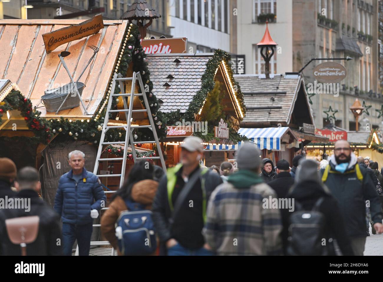 Costruzione del mercato natalizio di Monaco a Kaufinger Strasse/Neuhauser Strasse a Monaco il 15 novembre 2021. Foto Stock