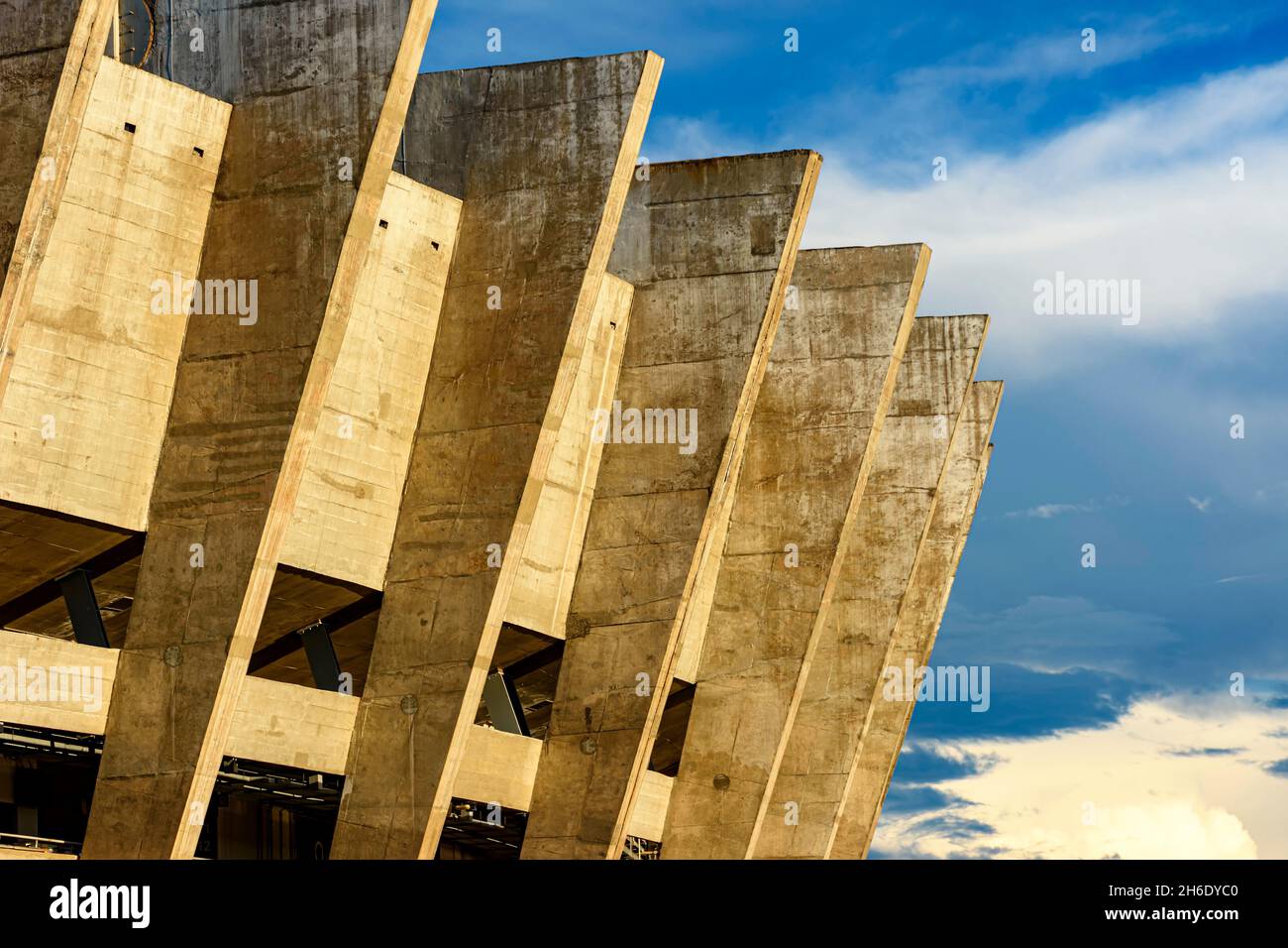 Dettaglio delle colonne del famoso stadio Mineirao, uno dei templi del calcio brasiliano nella città di Belo Horizonte, Minas Gerais Foto Stock