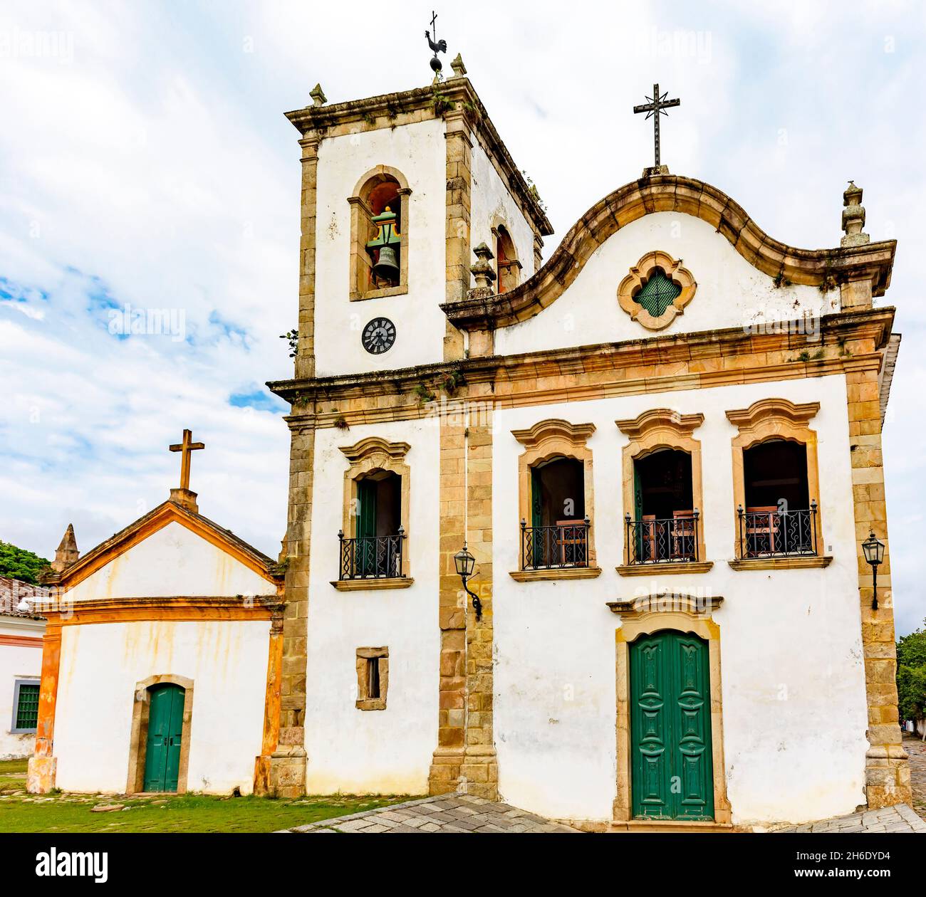 Vista frontale della facciata di una chiesa storica nella città di Paraty sulla costa meridionale di Rio de Janeiro Foto Stock